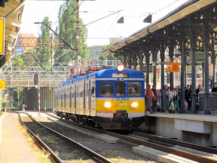 Un train SKM, caractérisée par ses couleurs bleu et jaune, à la gare Centrale de Gdansk (crédit : Janusz Jakubowski, CC BY-SA 2.0)