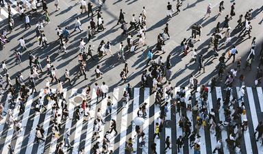 des milliers de personnes marchent dans les rues d'Australie 