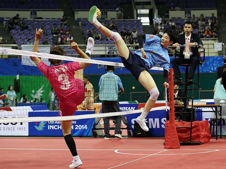 Kim I-seul de la Corée du Sud et Chiharu Yano du Japon pendant le match Japon contre Corée du Sud au tour préliminaire de l'épreuve de double sepak takraw féminin aux Jeux asiatiques 2014 à Incheon.