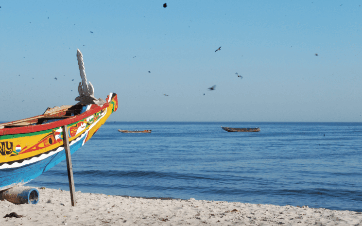 pirogue sur une plage à dakar