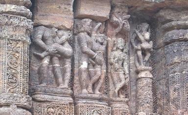 Des postures sexuelles sur les bas-côtés du temple de Konark en Inde