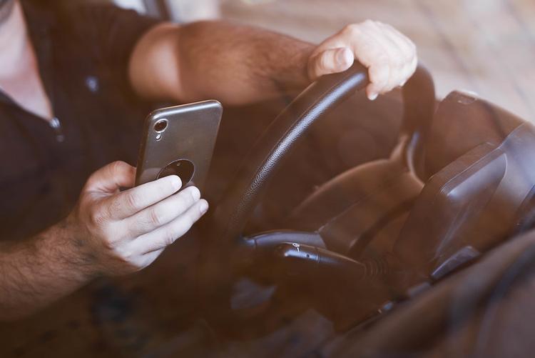 Le téléphone au volant va être plus sévèrement combattu