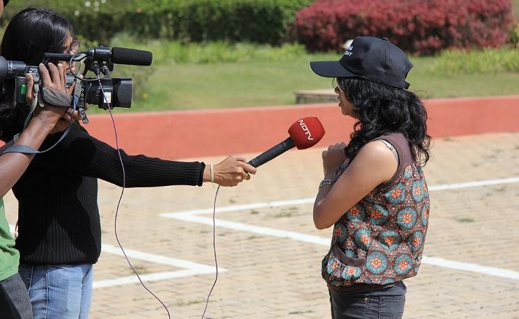 Un journaliste de NDTV conduit un interview