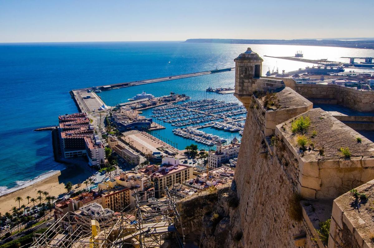 Vue de la ville d'Alicante et la mer depuis le chateau