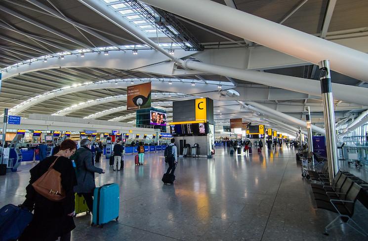 Des voyageurs à l'aéroport d'Heathrow à Londres, où il faudra bientôt présenter une attestation électronique pour entrer au Royaume-Uni