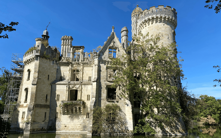 Le château de la Mothe Chandeniers, avec ses co-châtelains