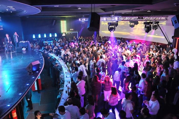 des jeunes dansent dans une discotheque