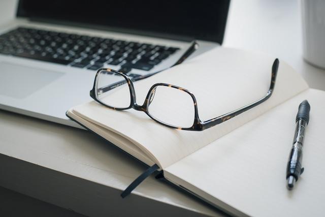 une paire de lunettes posée sur un ordinateur portable, en Espagne