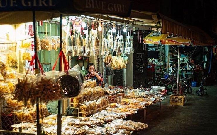 Une marchande dans un wet market à Hong Kong