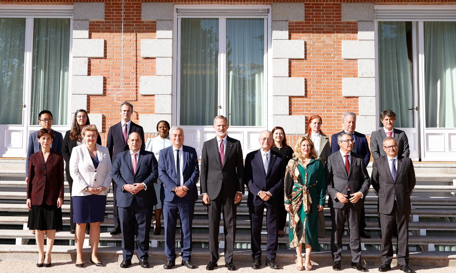  Felipe VI , Carolina España, Paco De La Torre au Palacio de la Zarzuela.