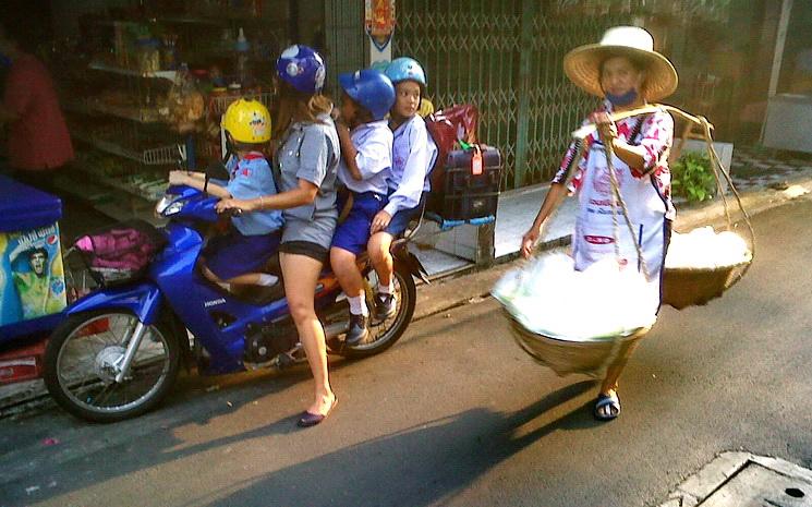 Famille-Moto-Thailande