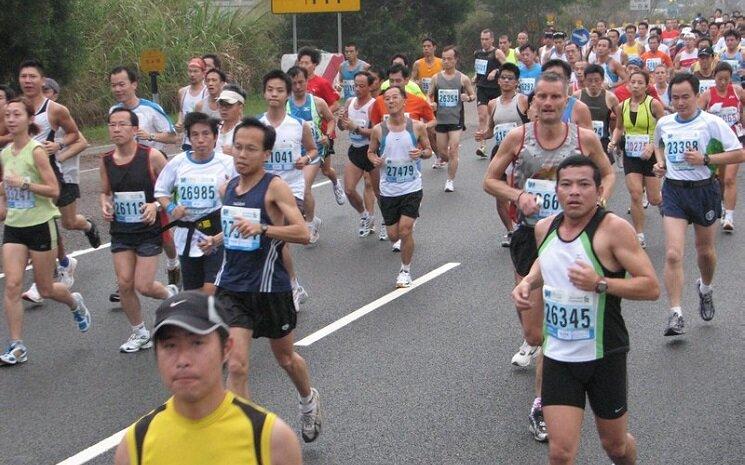 Des coureurs motivés font une course dans les rues de Hong Kong 