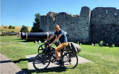 Julien sur son vélo en Irlande