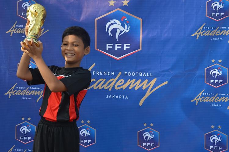 Un jeune joueur de football de la French Football Academy de Jakarta