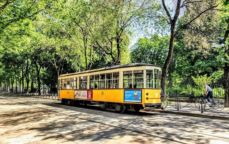 Tram jaune à Milan benoit-debaix--unsplash_0