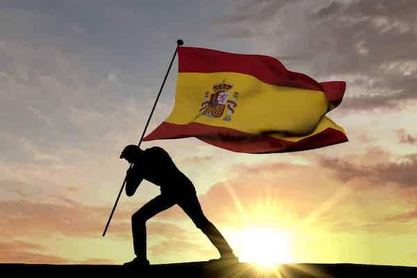 un homme plante le drapeau de l'Espagne