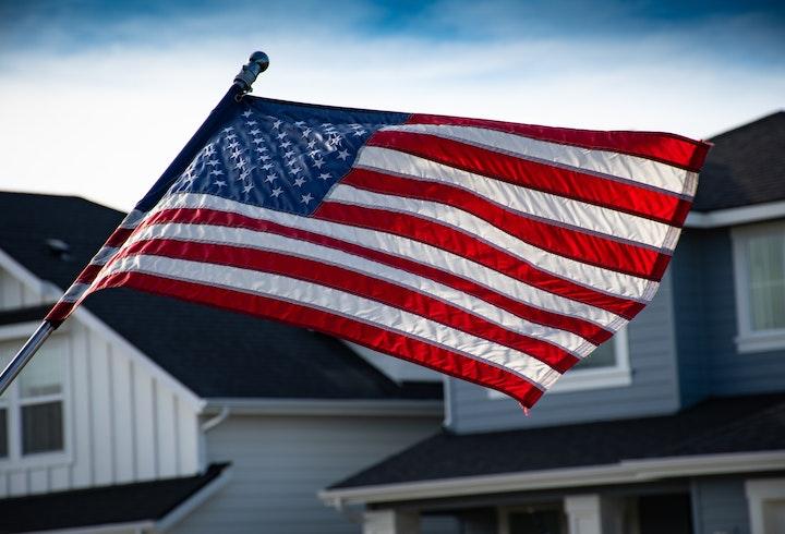 Drapeau américain qui vote devant une maison 