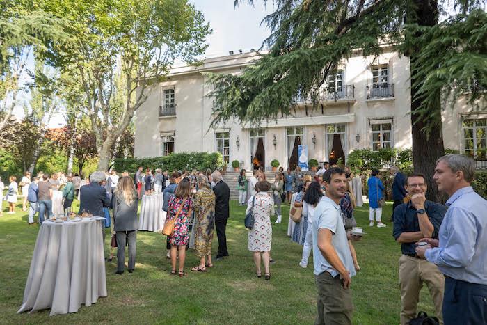 madrid accueil, cafe d'automne dans les jardins 