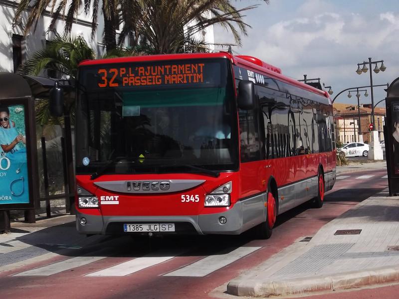 un bus rouge en train de rouler à valencia