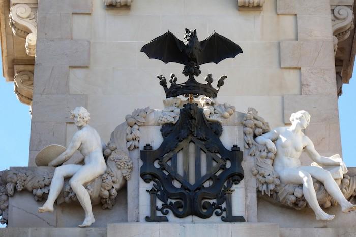 une chauve-souris surplombant l'Hotel de ville de Valencia