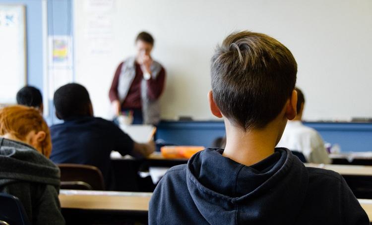 des élèves assis dans une salle de classe