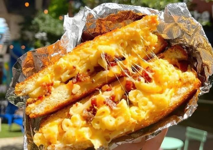 un grilled cheese à Jacksonville avec beaucoup de fromage fondu 