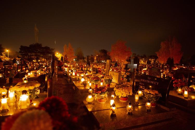 Cimetière en Pologne la nuit