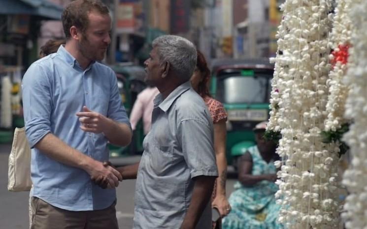 Olivier Duflot de Tuk It Easy Colombo dans une rue de Colombo