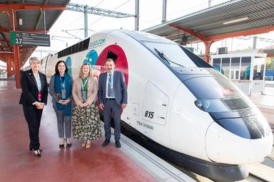 quatre personnes devant un train ouigo Madrid-Valencia