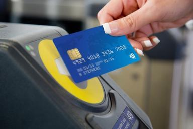 Une personne payant en sans contact avec sa carte bancaire dans les transports en commun à Londres