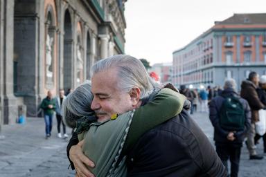 Câlins dans la rue La Pologne dans le Top 25 des pays les plus pacifiques au monde devant la France !