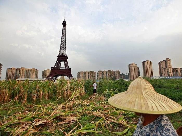 Une tour eiffel bâtie en Chine, dans un champs