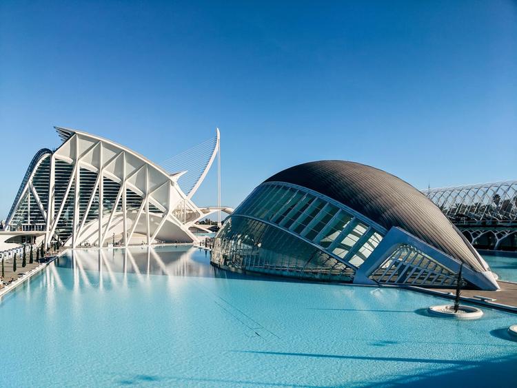 des batiments modernes au bord de l eau a valencia