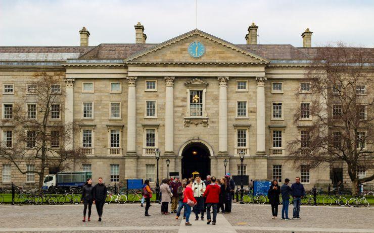 étudiants rassemblés devant Trinity college