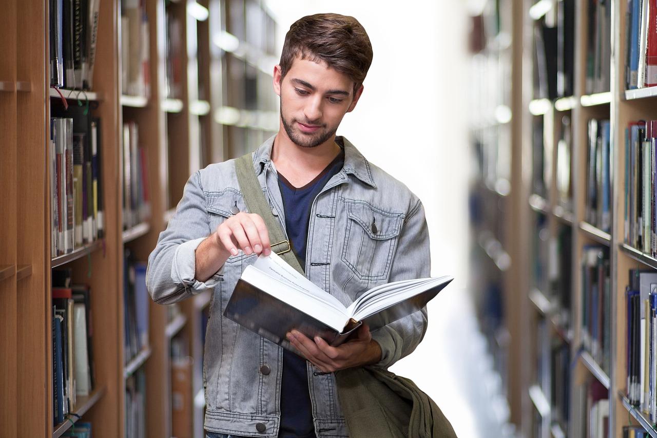 étudiant dans une bibliothèque en Pologne