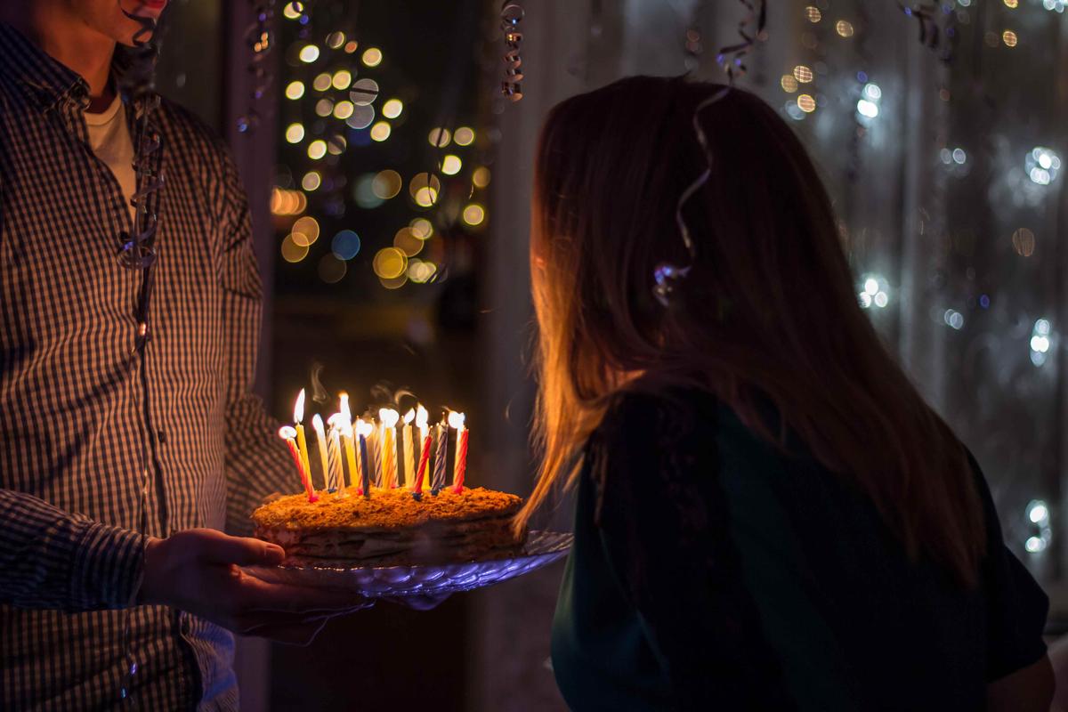 Une personne avec un gâteau d'anniversaire