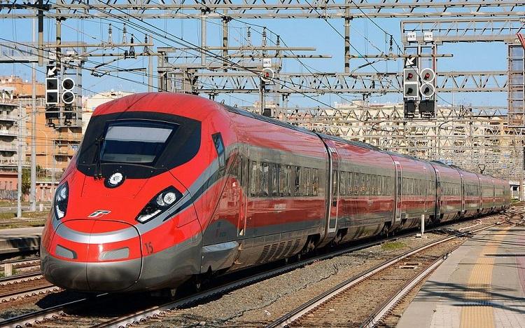 train rapide frecciarossa sur une ligne ferroviaire