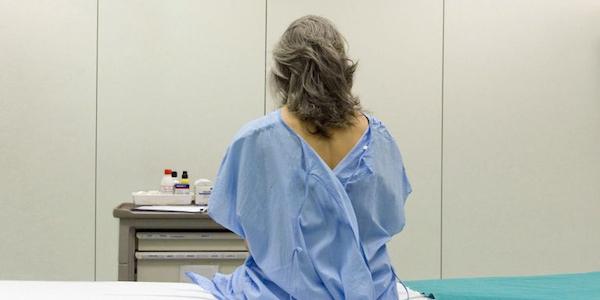 une femme de dos attend à l'hôpital