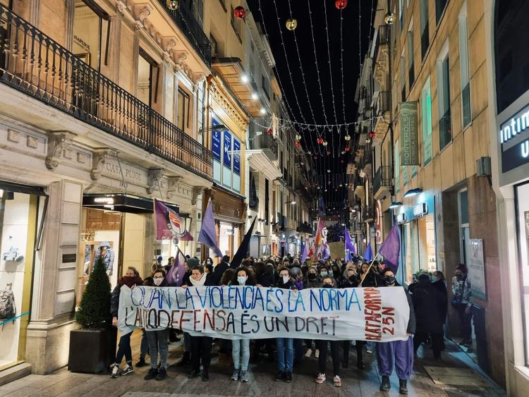 des personnes en train de manifester contre la violence faites aux femmes