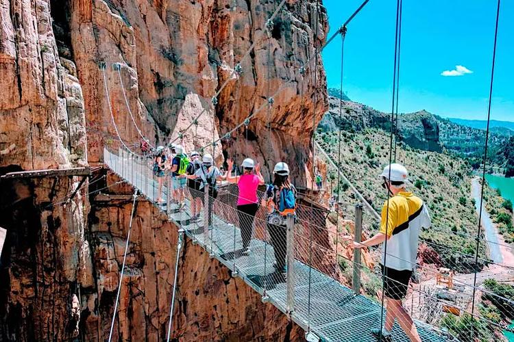 Randonneurs sur une passerelle du Caminito del Rey