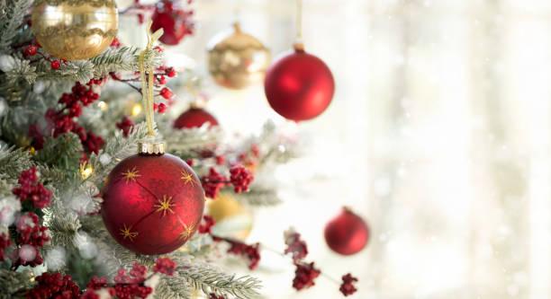 Boules de Noël accrochées sur un sapin