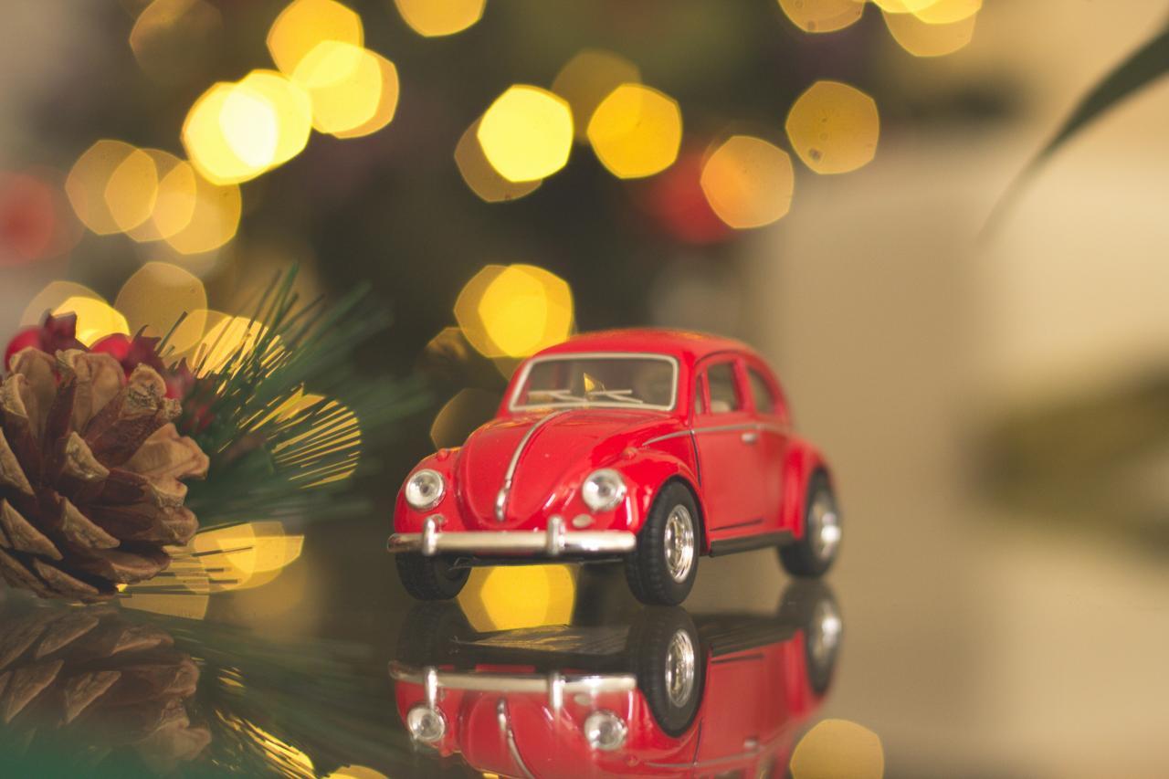 Un jouet déposé au pied du sapin de Noël 