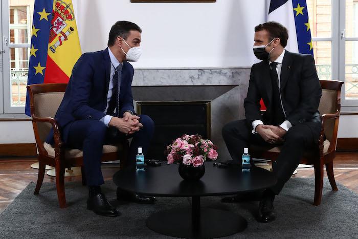 Pedro sanchez et emmanuel macron posent pour la photo