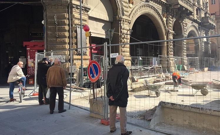 umarell contrôle un chantier en italie