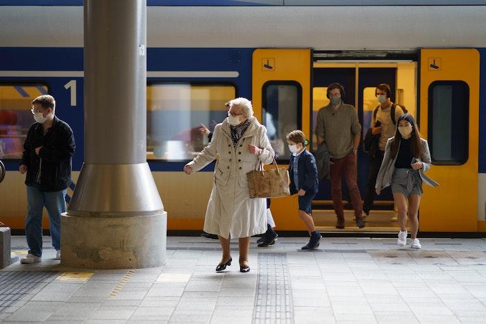 des personnes avec masques dans le transport public en espagne