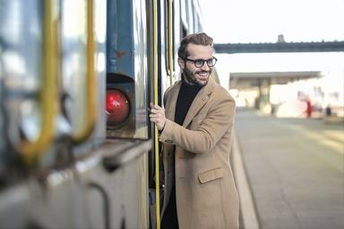 un travailleur détaché prend le train en Espagne