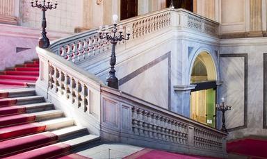 escaliers en marbre dans un musée de milan