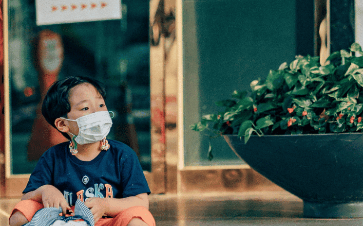 Un enfant sud-coréen portant un masque