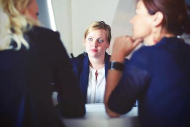 une étudiante en train de postuler pour un emploi