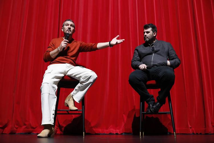 Antonio Banderas et Arturo Díez Boscovich, durant la présentation des concerts de la Sinfónica Pop del Soho en el Teatro del Soho CaixaBank de Málaga.